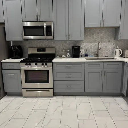 Adorable 2 Bedroom With Free Street Parking