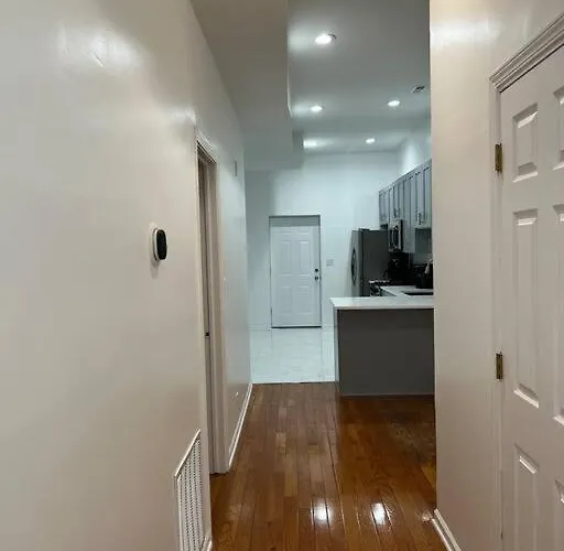 Adorable 2 Bedroom With Free Street Parking Apartment