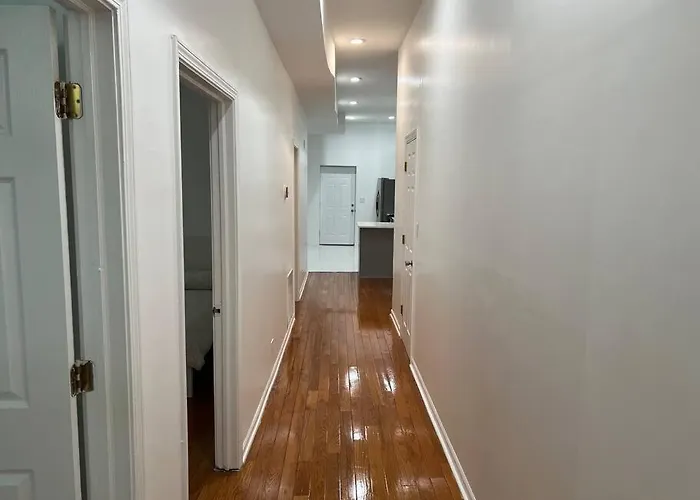 Adorable 2 Bedroom With Free Street Parking *
