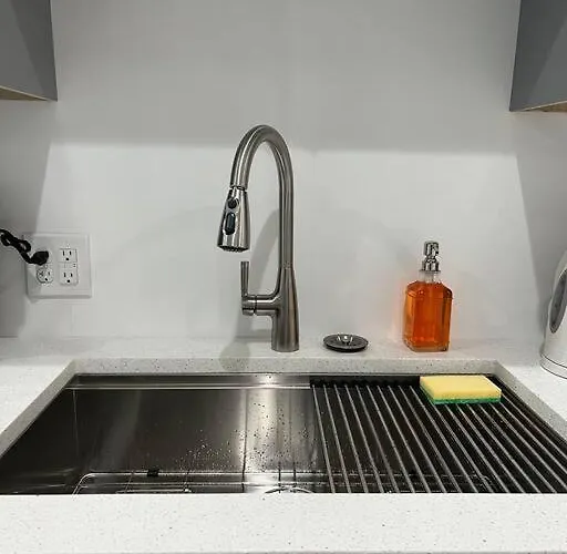 Adorable 2 Bedroom With Free Street Parking Apartment *