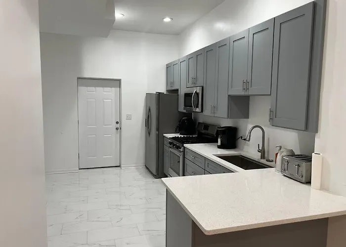 Apartment Adorable 2 Bedroom With Free Street Parking *