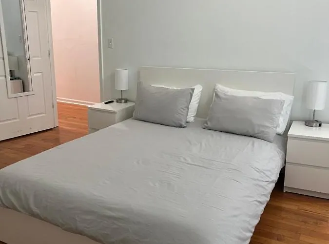 Adorable 2 Bedroom With Free Street Parking Apartment *