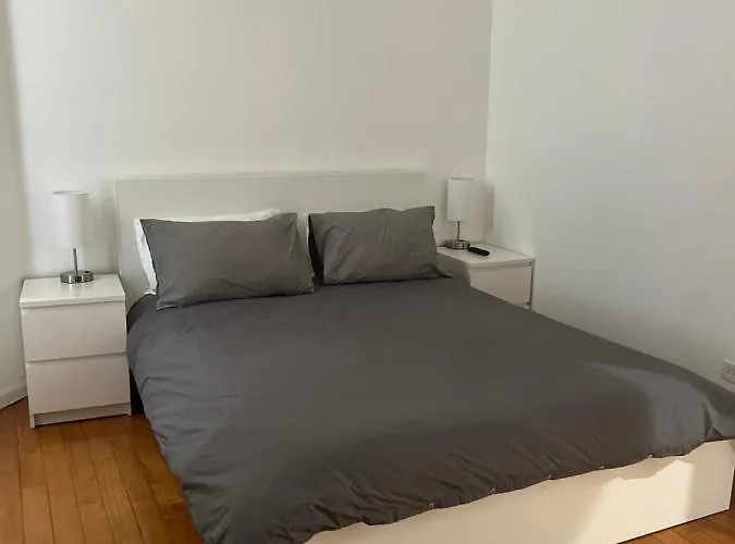 Adorable 2 Bedroom With Free Street Parking * Chicago