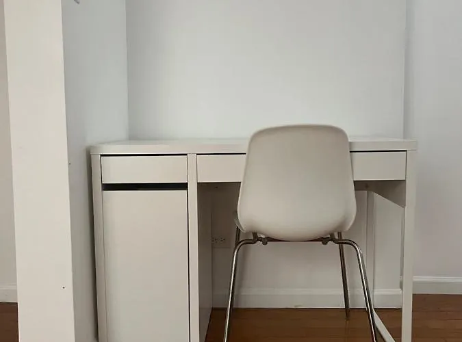 Adorable 2 Bedroom With Free Street Parking Apartment *