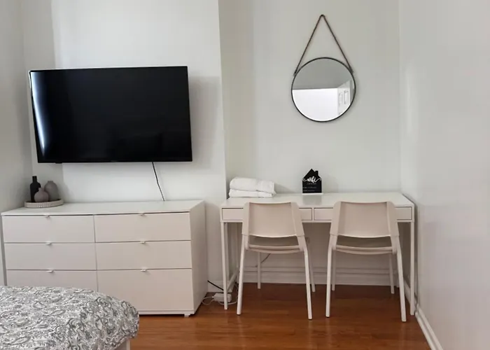 Adorable 2 Bedroom With Free Street Parking * Chicago