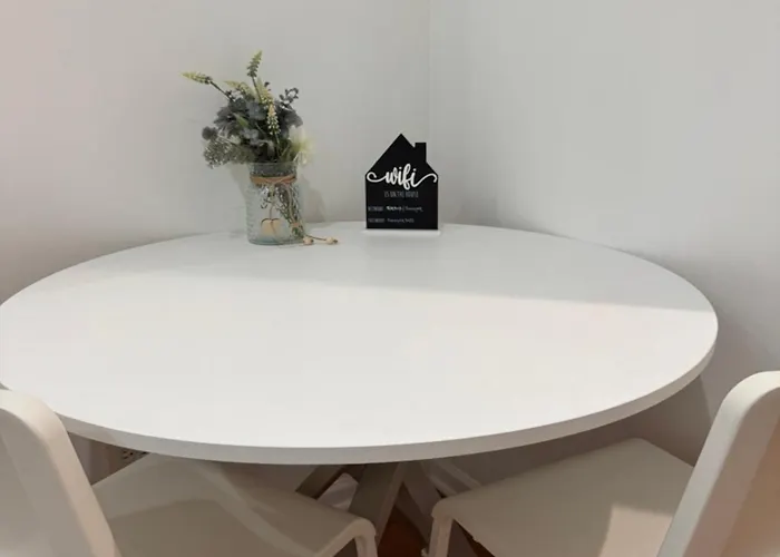 Apartment Adorable 2 Bedroom With Free Street Parking *